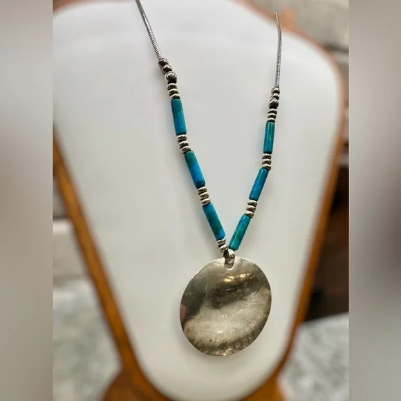 Turquoise beaded Silver Disc Pendant Necklace. PERFECT FOR SUMMER☀️☀️☀️ - Picture 2 of 8